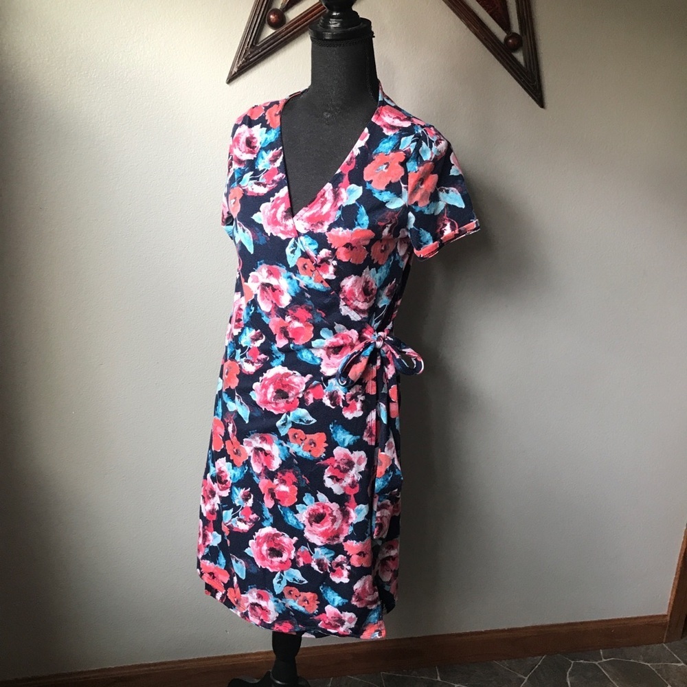 Hello Miz Maternity floral wrap dress - Picture 2 of 9